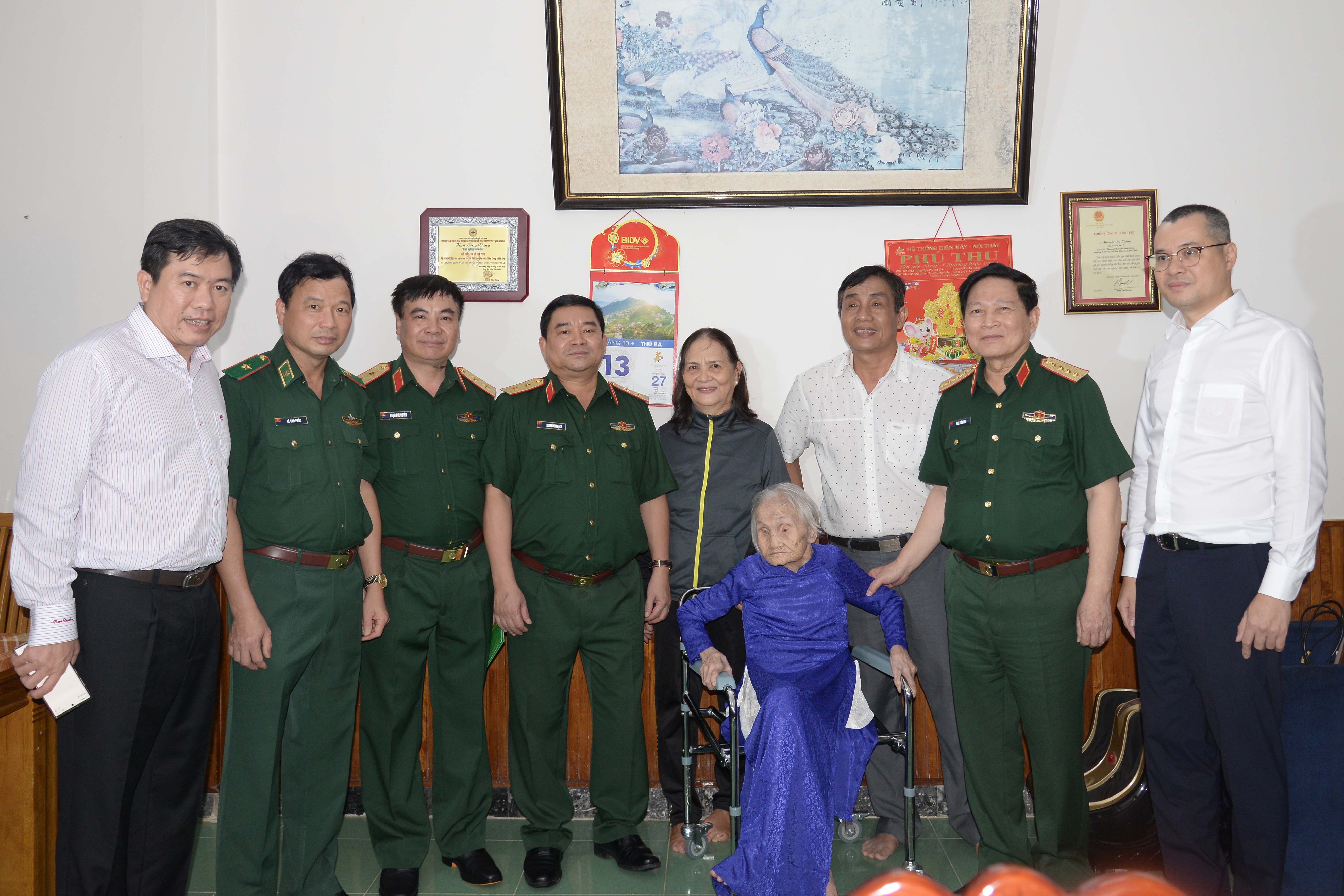 Đại tướng Ngô Xuân Lịch thăm, tặng quà các gia đình có công tại Phú Yên